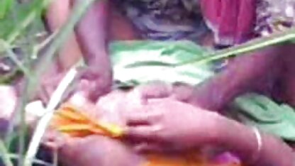 दास मेज के नीचे बॉस ब्लू पिक्चर सेक्सी फुल मूवी वीडियो के पैरों को सहलाता है