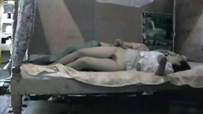 सुनहरे बालों वाली सेक्सी मूवी एचडी फुल मोज़ा में और उन्हें दूर ले जाता है