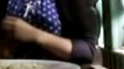 आदमी फट बंद लेगिंग पर एक सुनहरे बालों वाली सेक्सी बीएफ वीडियो में फुल मूवी और अपने मुर्गा पेशाब में