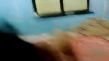 पुतला एक कुर्सी पर एक आदमी की चूत पर इंडियन सेक्सी फुल मूवी बैठता है ।