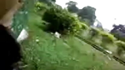 लड़का अपनी प्रेमिका के सीने पर निपल्स के साथ एक्स एक्स एक्स फुल सेक्सी मूवी मुर्गा खेलता है