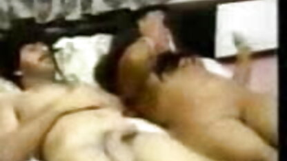 बाल्ड मैन महिला के पैरों फुल सेक्सी मूवी वीडियो के बीच अपना सिर हिलाता है और अपनी टोपी चाटता है