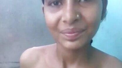 सुनहरे बालों वाली काले कोर्सेट और मोज़ा में खुद हिंदी बीएफ फुल मूवी एचडी को खूबसूरती से बालकनी पर