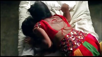 श्यामला बिल्ली के साथ फुल एचडी सेक्सी मूवी खेलने के लिए मेज पर चढ़ते
